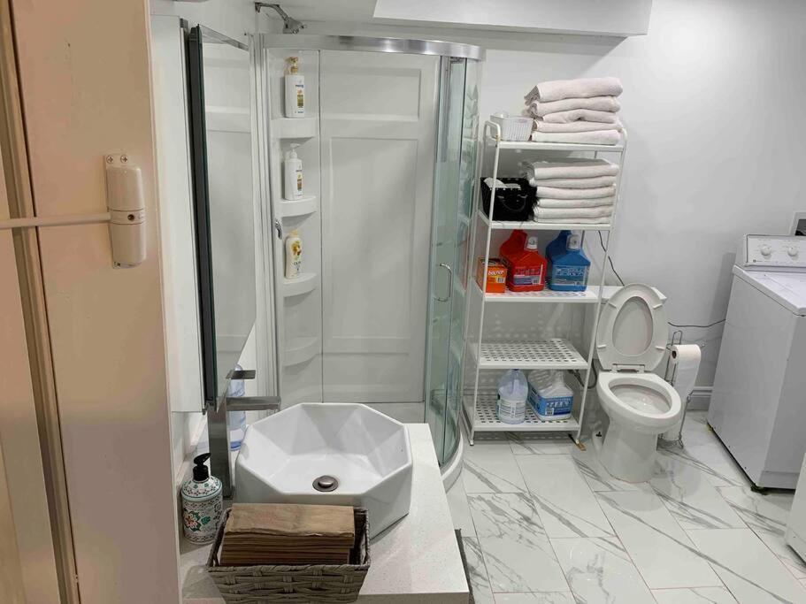 Отель Big Oasis Studio Near Airport Yyz Торонто Экстерьер фото